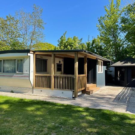 Chalet 'T Rijsterbos Op Camping Met Zwembad! Villa Exterior foto
